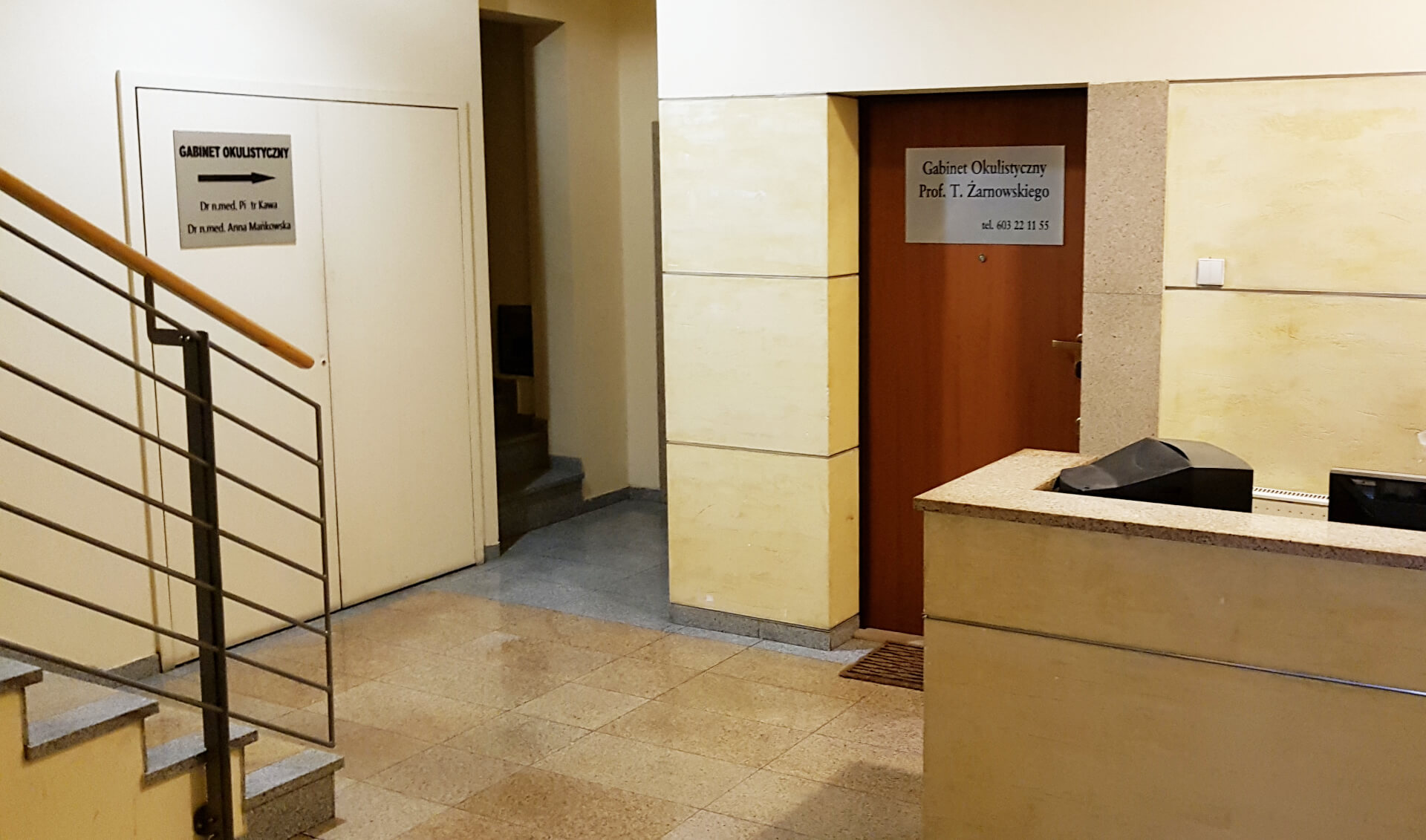 Portiernia - wejście do gabinetu znajduje się po lewej stronie